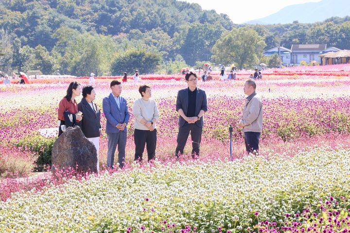 [용인=뉴시스] 고석정 꽃축제를 방문한 용인시의회(사진=용인시의회 제공) 2026. 10. 11. photo@newsis.com *재판매 및 DB 금지