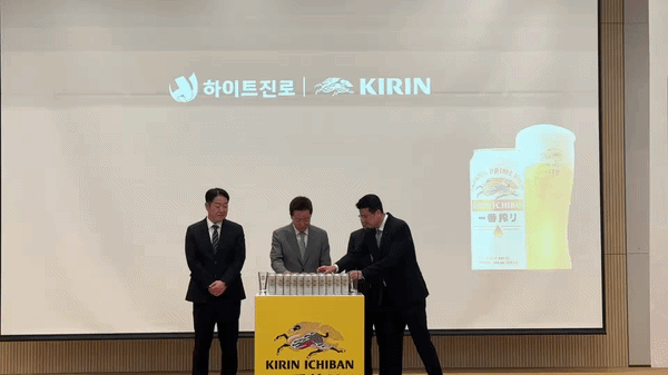 [용인=뉴시스] 이혜원 기자 = 8일 경기도 용인시 하이트진로 연구소에서 열린 기자 간담회에서 하이트진로 관계자들이 건배를 하고 있다. 왼쪽부터 하이트진로 김동우 전주공장장, 장인섭 대표이사, 전장우 연구소장, 권광조 프리미엄권역장. *재판매 및 DB 금지