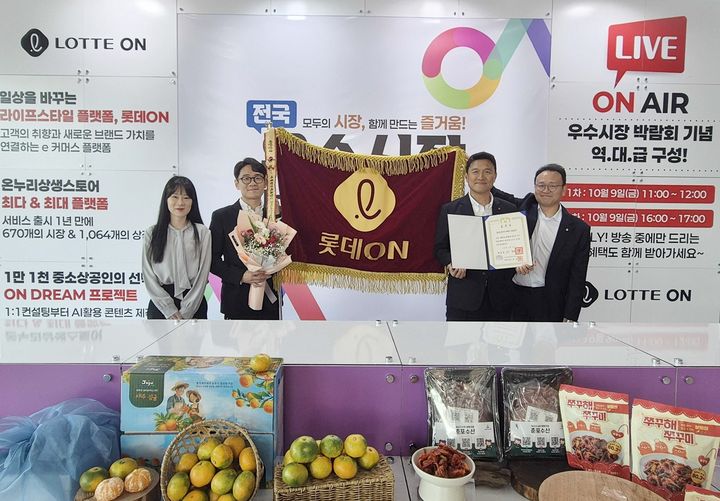 9일 충남 공주시 아트센터 고마에서 열린 '2026년 전통시장 및 상점가 활성화 유공 포상'에서 김장훈 롯데온 상무(오른쪽 두번째)가 임직원과 기념 사진을 촬영하고 있다. (사진=롯데온 제공) *재판매 및 DB 금지