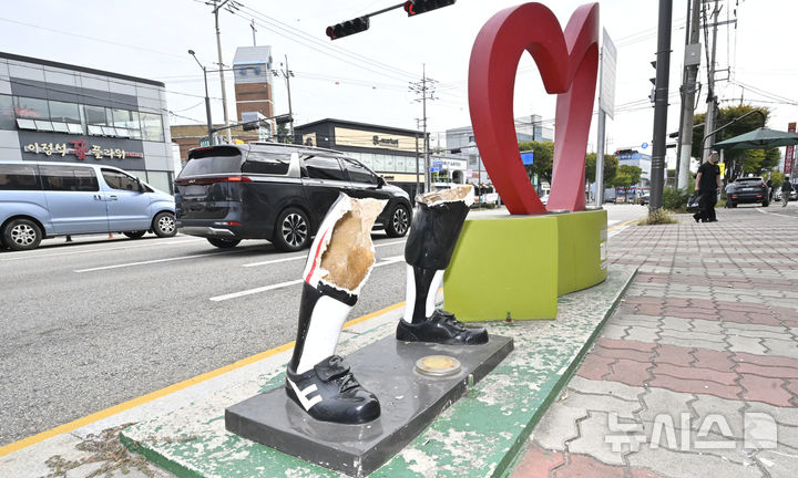 [전남광주=뉴시스] 양시원 기자 = 11일 오후 전남광주 북구 용봉동 패션의거리 야구선수 김성한 조형물이 훼손돼 발목만 남아 있다. 2026.10.11. goodwrite97@newsis.com