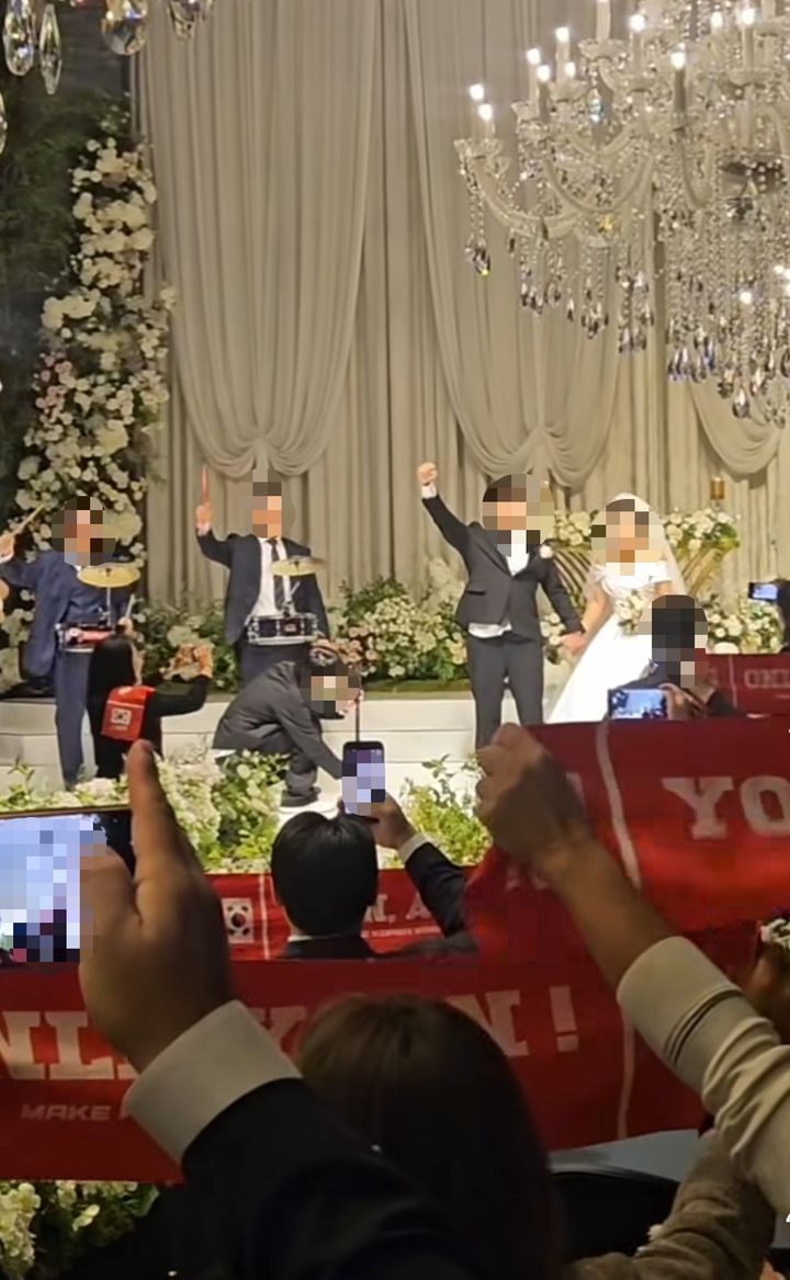 [서울=뉴시스]온라인상에서 화제가 되고 있는 '윤 어게인' 결혼식 현장 모습. (사진=인스타그램 캡처) 2026.10.11