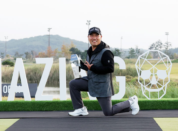 [서울=뉴시스] 이대한이 11일 충남 당진의 플라밍고 컨트리클럽(파70)에서 열린 한국프로골프(KPGA) 투어 어메이징크리 오픈 우승을 차지한 뒤 트로피를 들어보이고 있다. (사진=KPGA 투어 제공) 2026.10.11. *재판매 및 DB 금지