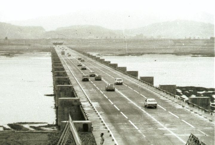 [서울=뉴시스] 잠수교 자동차 운행. (사진=서울기록원 제공) 1976.07.21. photo@newsis.com *재판매 및 DB 금지