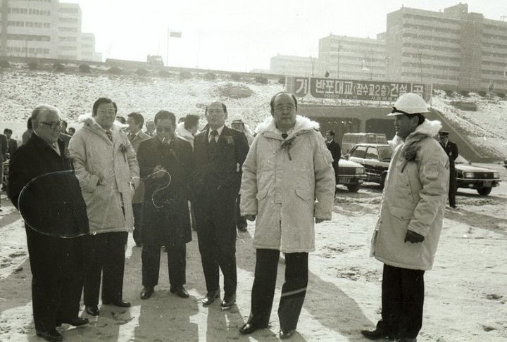 [서울=뉴시스] 반포대교 기공식. (사진=서울기록원 제공) 1980.01.11. photo@newsis.com *재판매 및 DB 금지
