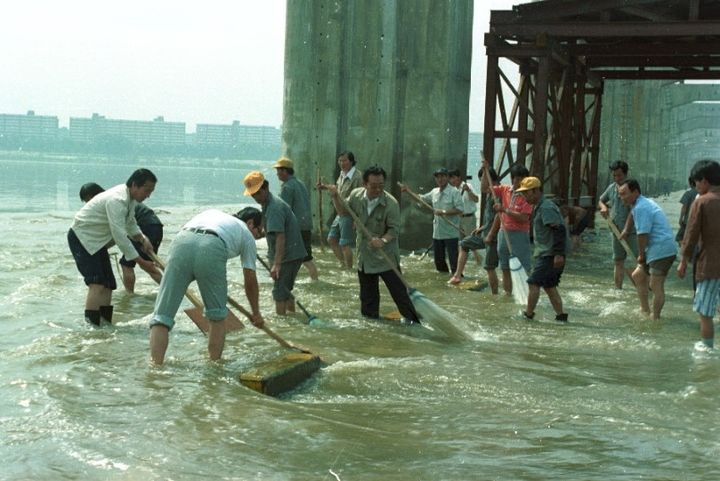 [서울=뉴시스] 1981년 잠수교 침수 긴급 복구. (사진=서울기록원 제공) 1981.06.22. photo@newsis.com *재판매 및 DB 금지