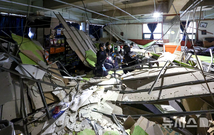 [대구=뉴시스] 이무열 기자 = 11일 오전 대구 북구 관음동의 한 상가건물 2층에서 국립과학수사연구원과 경찰 관계자들이 전날 발생한 천장 마감재 붕괴 사고 원인을 조사하기 위해 합동감식을 하고 있다. 2026.10.11. lmy@newsis.com