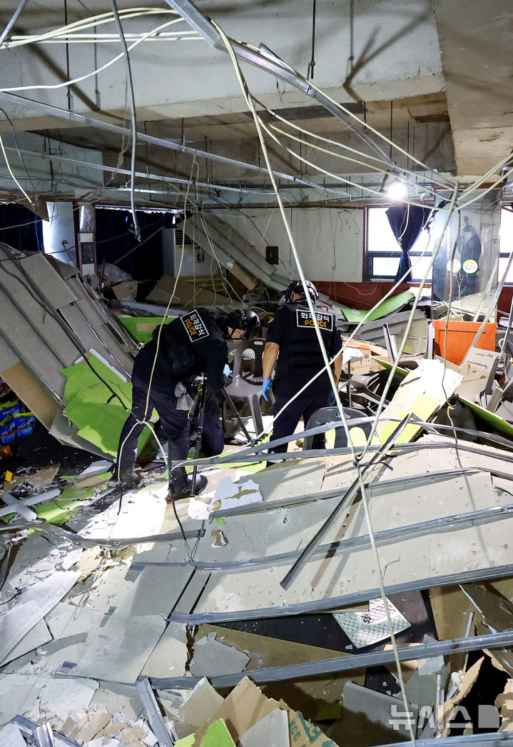 [대구=뉴시스] 이무열 기자 = 11일 오전 대구 북구 관음동의 한 상가건물 2층에서 국립과학수사연구원과 경찰 관계자들이 전날 발생한 천장 마감재 붕괴 사고 원인을 조사하기 위해 합동감식을 하고 있다. 2026.10.11. lmy@newsis.com