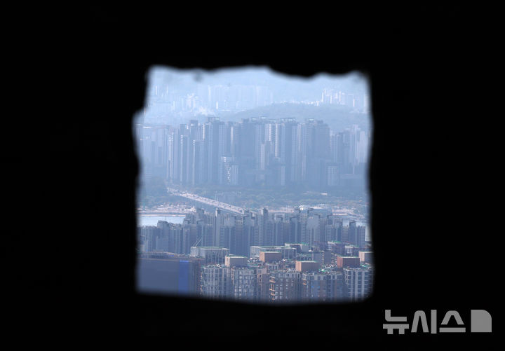 [서울=뉴시스] 조성우 기자 = 서울 전역과 경기도 12개 지역을 묶은 토지거래허가구역 규제가 이달 20일 시행 1년을 맞는 가운데 11일 서울 남산에서 아파트 단지가 내려다보이고 있다. 보증금을 끼고 주택을 매수하는, 이른바 갭투자는 줄어드는 추세지만, 한국부동산원에 따르면 이달 5일 기준 서울 아파트값은 87주 연속 상승했다. 서울 아파트 전세가격지수는 토지거래허가제 지정 후 1년간 9.92% 올라 지정 직전 1년 상승률(2.41%)의 약 4.1배를 기록했다. 2026.10.11. xconfind@newsis.com