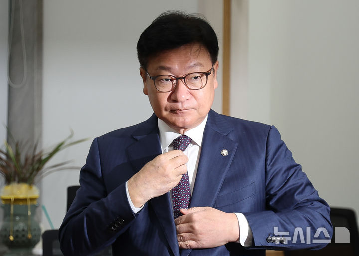 [서울=뉴시스] 김근수 기자 = 정점식 국민의힘 원내대표가 11일 오전 서울 여의도 국회에서 국정감사 현안관련 기자회견을 하기 위해 이동하고 있다. 2026.10.11. ks@newsis.com