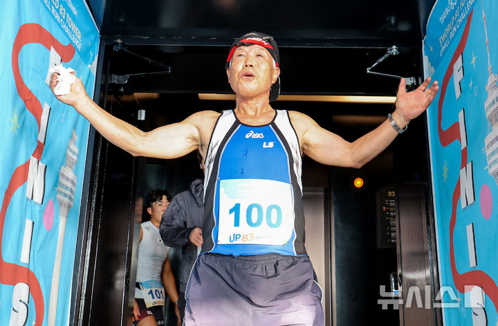 [대구=뉴시스] 이무열 기자 = 11일 오전 대구 달서구 테마파크 이월드에서 열린 '83타워 업힐 런 챌린지'에서 참가자가 77층 계단을 지나 피니시 라인에 들어서고 있다.올해 처음 열리는 이 대회는 참가자들이 약 2㎞의 오르막 달리기와 83타워 77층 전망대까지 계단 오르기를 결합한 도전형 레이스다. 2026.10.11. lmy@newsis.com