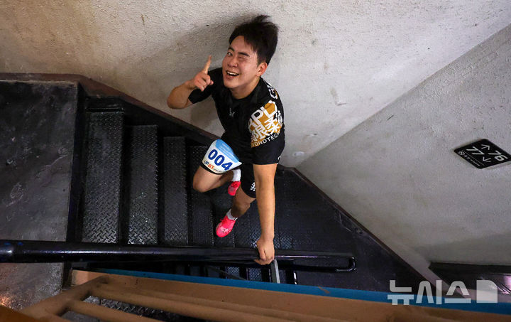 [대구=뉴시스] 이무열 기자 = 11일 오전 대구 달서구 테마파크 이월드에서 열린 '83타워 업힐 런 챌린지'에서 참가자가 76층 계단을 지나고 있다.올해 처음 열리는 이 대회는 참가자들이 약 2㎞의 오르막 달리기와 83타워 77층 전망대까지 계단 오르기를 결합한 도전형 레이스다. 2026.10.11. lmy@newsis.com