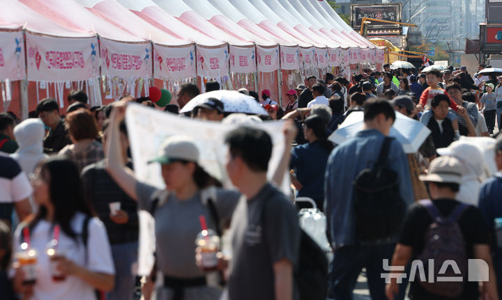[서울=뉴시스] 김명년 기자 = 11일 오전 서울 강서구 서울식물원 진입광장 일원에서 열린 2026 허준축제가 관람객들로 붐비고 있다. kmn@newsis.com
