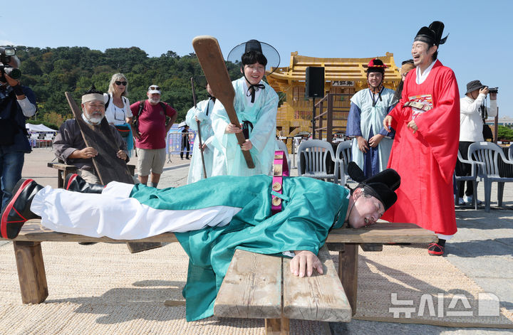 [수원=뉴시스] 김종택 기자 = 제63회 수원화성문화제가 열린 11일 경기도 수원시 화성행궁 광장에서 종이상자를 쌓아 화홍문을 실제 크기의 70%로 만든 '시민의 위대한 건축 화홍' 앞에서 조선시대 과거시험을 재현한 '별시'가 진행되고 있다. 2026.10.11. jtk@newsis.com