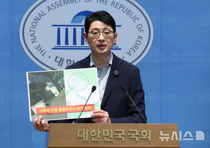 [서울=뉴시스] 김근수 기자 = 주진우 국민의힘 의원이 11일 오후 서울 여의도 국회 소통관에서 이재명 대통령의 대구 천장 붕괴 사고 당시 태릉CC 골프 의혹과 관련해 긴급 기자회견을 하고 있다. 2026.10.11. ks@newsis.com