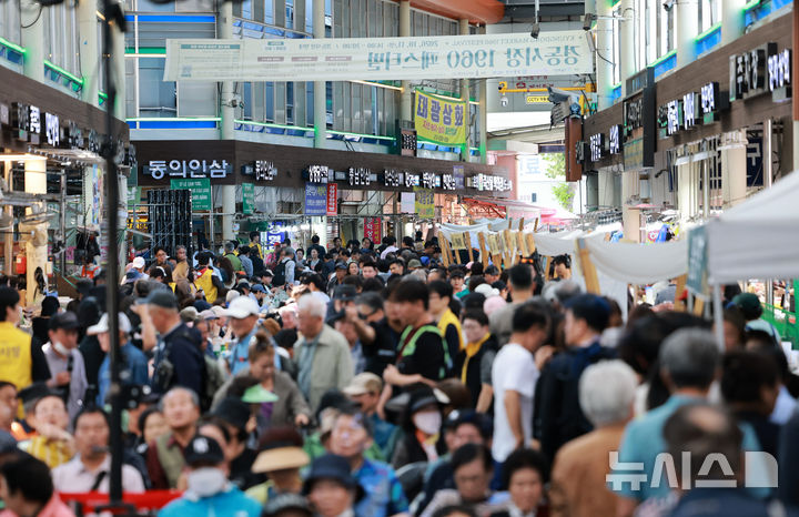 [서울=뉴시스] 이영환 기자 = 11일 오후 서울 동대문구 경동시장에서 열린 '경동시장 1960 페스티벌'을 찾은 시민들이 즐거운 시간을 보내고 있다. 2026.10.11. 20hwan@newsis.com