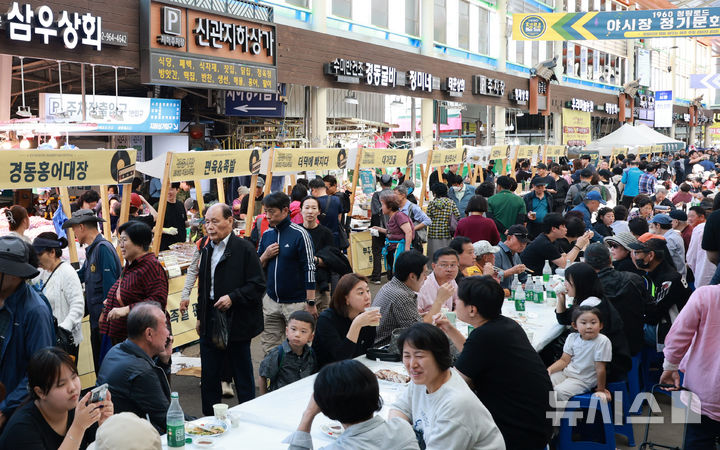[서울=뉴시스] 이영환 기자 = 11일 오후 서울 동대문구 경동시장에서 열린 '경동시장 1960 페스티벌'을 찾은 시민들이 즐거운 시간을 보내고 있다. 2026.10.11. 20hwan@newsis.com