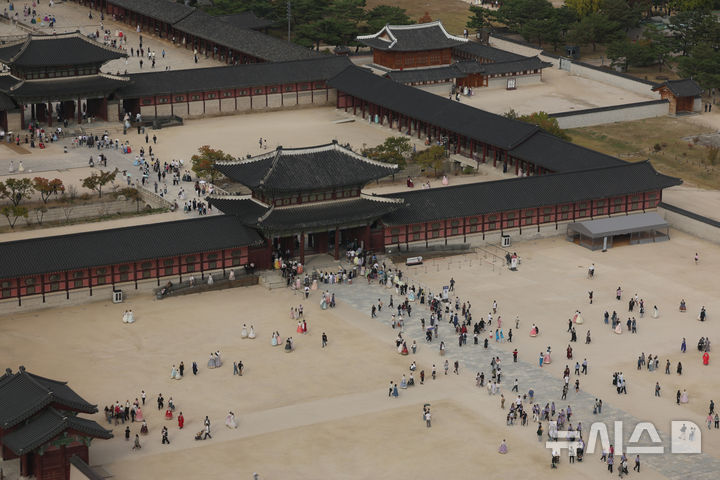 [서울=뉴시스] 조수정 기자 = 완연한 가을 날씨를 보인 11일 오후 서울 종로구 경복궁에서 관광객들이 북적이고 있다. 2026.10.11. chocrystal@newsis.com