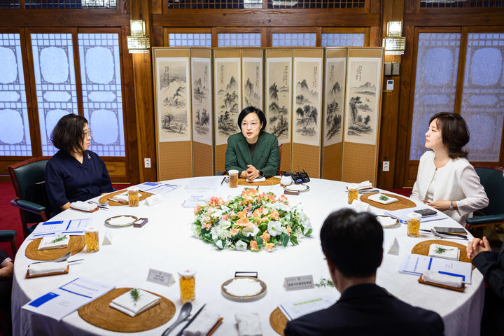 [서울=뉴시스] 조수정 기자 = 한성숙 국무총리가 11일 서울 종로구 국무총리공관에서 공공임대주택과 사회주택분야 전문가들과 제6회 열린브런치를 하고 있다. (사진=총리실 제공) 2026.10.11. photo@newsis.com *재판매 및 DB 금지