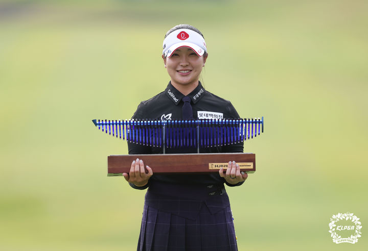 [서울=뉴시스] 고승민 기자 = 11일 경남 양산 에이원CC에서 열린 '2026 HJ중공업 동부건설 CHAMPIONSHIP' FR에서 우승한 유현조가 기념촬영을 하고 있다. (사진=KPLGA 제공) 2026.10.11. photo@newsis.com *재판매 및 DB 금지