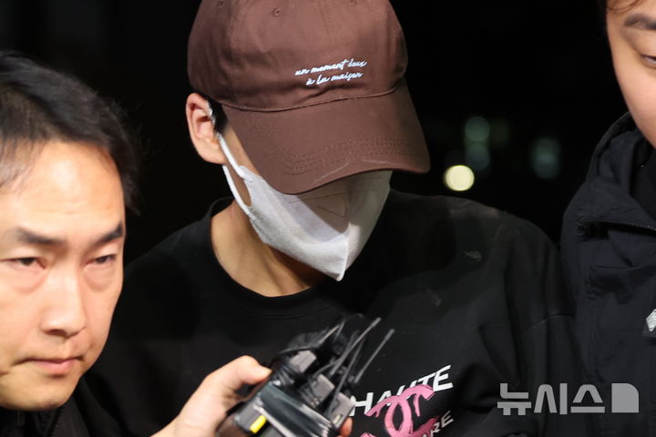 [서울=뉴시스] 권창회 기자 = 이혼 소송 중 장모를 살해하고 아내를 차량에 태워 도주한 혐의를 받는 20대 남성이 신고 접수 약 7시간 만에 경찰에 긴급체포돼 11일 서울 송파경찰서로 압송되고 있다. 2026.10.11. kch0523@newsis.com