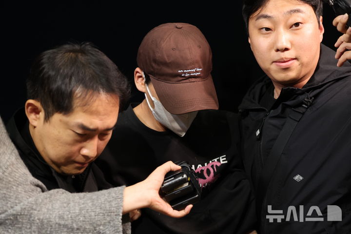 [서울=뉴시스] 권창회 기자 = 이혼 소송 중 장모를 살해하고 아내를 차량에 태워 도주한 혐의를 받는 20대 남성이 신고 접수 약 7시간 만에 경찰에 긴급체포돼 11일 서울 송파경찰서로 압송되고 있다. 2026.10.11. kch0523@newsis.com