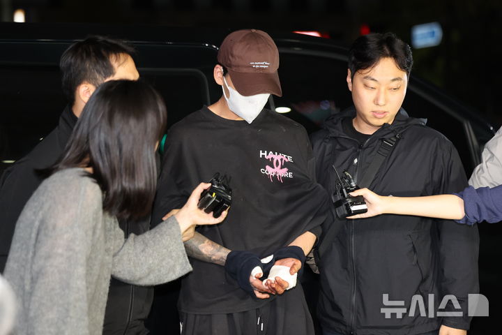 [서울=뉴시스] 권창회 기자 = 이혼 소송 중 장모를 살해하고 아내를 차량에 태워 도주한 혐의를 받는 20대 남성이 신고접수 약 7시간만에 경찰에 긴급체포돼 11일 서울 송파경찰서로 압송되고 있다. 2026.10.11. kch0523@newsis.com