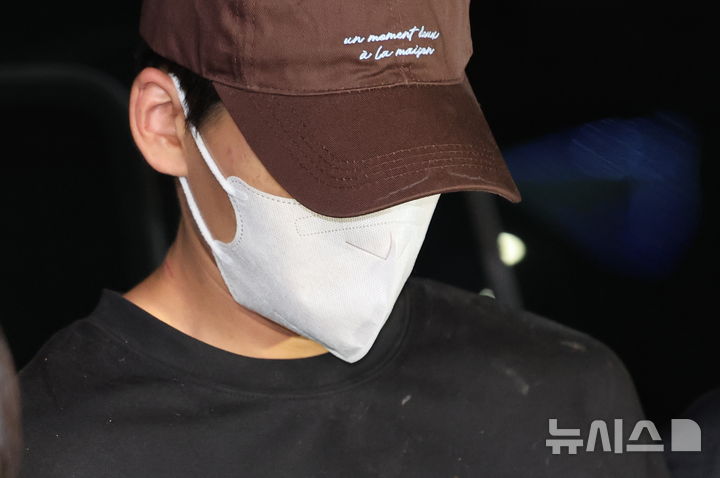 [서울=뉴시스] 권창회 기자 = 이혼 소송 중 장모를 살해하고 아내를 차량에 태워 도주한 혐의를 받는 20대 남성이 신고접수 약 7시간만에 경찰에 긴급체포돼 11일 서울 송파경찰서로 압송되고 있다. 2026.10.11. kch0523@newsis.com