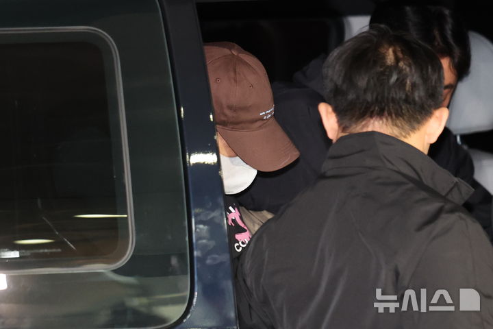 [서울=뉴시스] 권창회 기자 = 이혼 소송 중 장모를 살해하고 아내를 차량에 태워 도주한 혐의를 받는 20대 남성이 신고접수 약 7시간만에 경찰에 긴급체포돼 11일 서울 송파경찰서로 압송되고 있다. 2026.10.11. kch0523@newsis.com
