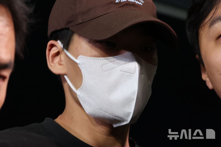 [서울=뉴시스] 권창회 기자 = 이혼 소송 중 장모를 살해하고 아내를 차량에 태워 도주한 혐의를 받는 20대 남성이 신고접수 약 7시간만에 경찰에 긴급체포돼 11일 서울 송파경찰서로 압송되고 있다. 2026.10.11. kch0523@newsis.com