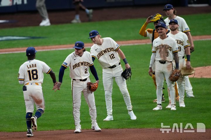 [밀워키=AP/뉴시스] 메이저리그 포스트시즌 내셔널리그 챔피언십시리즈(NLCS·7전4선승제) 1차전에서 다저스를 2-1로 꺾고 기뻐하는 밀워키 브루어스 선수들. 2026.10.12.