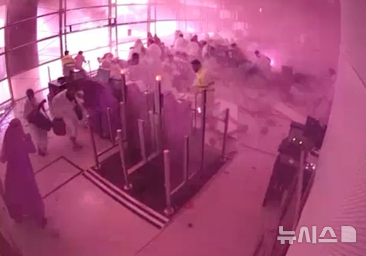 [리야드=AP/뉴시스] 사우디아라비아 미디어부가 공개한 폐쇄회로(CCTV) 영상에서 지난 10일(현지 시간) 사우디 리야드의 킹칼리드 국제공항이 공격을 받은 후 이용객들이 몸을 낮춘 채 화염과 연기 속에서 대피하고 있다. 2026.10.12.