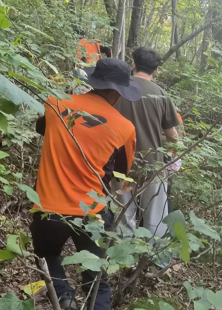 [문경=뉴시스] 119구조대가 문경 둔덕산에서 하산 중 길을 잃은 등산객 5명을 구조해 하산하고 있다. (사진=문경소방서 제공) 2026.10.12. photo@newsis.com *재판매 및 DB 금지