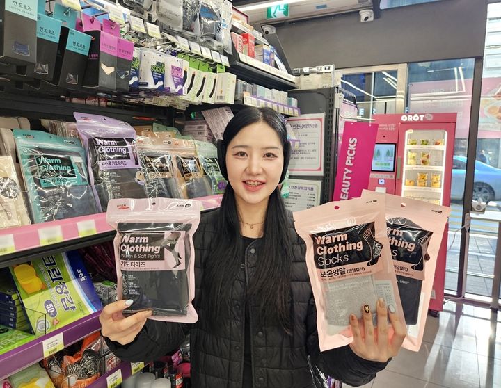 [서울=뉴시스] CU가 보온양말과 스타킹, 귀마개, 바람막이, 플리스 재킷, 경량패딩 등 방한 의류 19종을 순차적으로 출시하고 있다. (사진=BGF 제공) 2026.10.12. photo@newsis.com *재판매 및 DB 금지