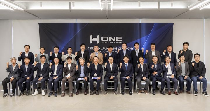 [서울=뉴시스] 현대제철 임직원과 건설사, 구조설계사, 철골제작사, 유통사, 학·협회관계자들이 'H ONE' 브랜드 출시 행사에서 단체 기념 촬영을 하고 있다. (사진=현대제철 제공) photo@newsis.com *재판매 및 DB 금지