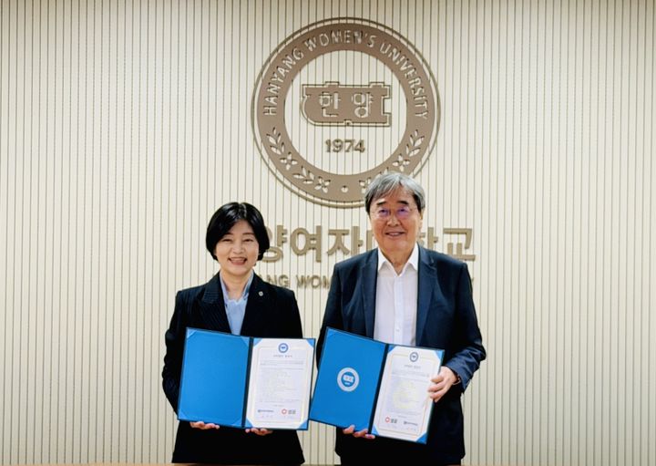 박진선 샘표식품 대표(오른쪽)와 나세리 한양여대 총장이 협약식에서 기념촬영을 하고 있다.(사진=샘표 제공) *재판매 및 DB 금지