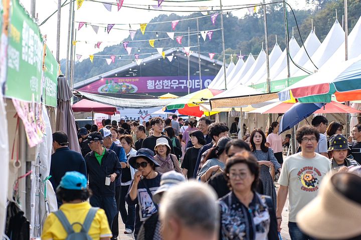 [횡성=뉴시스] 제22회 횡성한우축제장을 찾은 방문객들이 행사장 거리를 오가며 축제를 즐기고 있다. (사진=횡성군 제공) 2026.10.12. photo@newsis.com *재판매 및 DB 금지