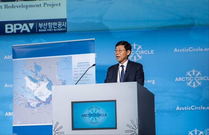 [부산=뉴시스] 송상근 부산항만공사 사장이 지난 8~10일(현지시간) 아이슬란드 레이캬비크에서 열린 '북극서클 총회'에 참석해 '책임 있는 극지 연결을 위한 국제 항만의 역할'을 주제로 발표하고 있다. (사진=부산항만공사 제공) 2026.10.12. photo@newsis.com *재판매 및 DB 금지