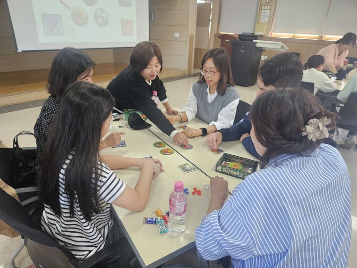 [산청=뉴시스] 산청 학부모 역량강화 연수(놀면서 배우는 보드게임) (사진=산청교육지원청 제공) 2026. 10. 12. photo@newsis.com *재판매 및 DB 금지