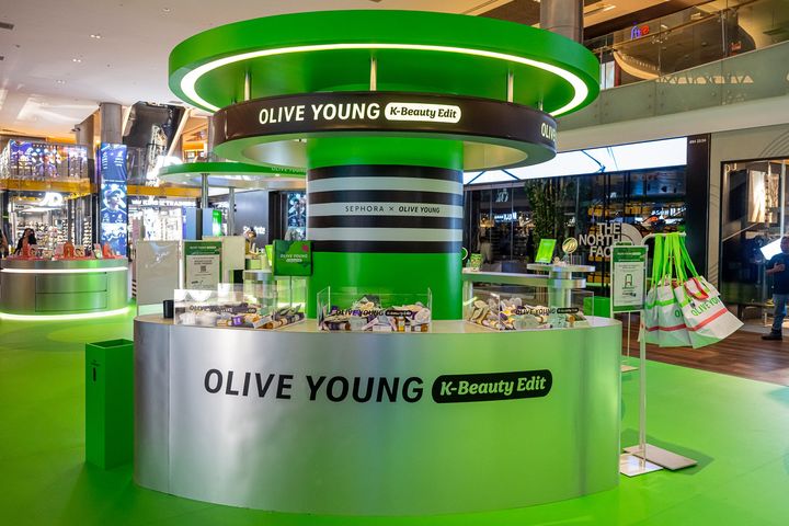 [서울=뉴시스] 싱가포르 복합쇼핑몰 '아이온 오차드(ION Orchard)'에서 진행하는 '올리브영 K뷰티에딧' 팝업스토어 현장 (사진=CJ올리브영 제공) 2026.10.12. photo@newsis.com *재판매 및 DB 금지