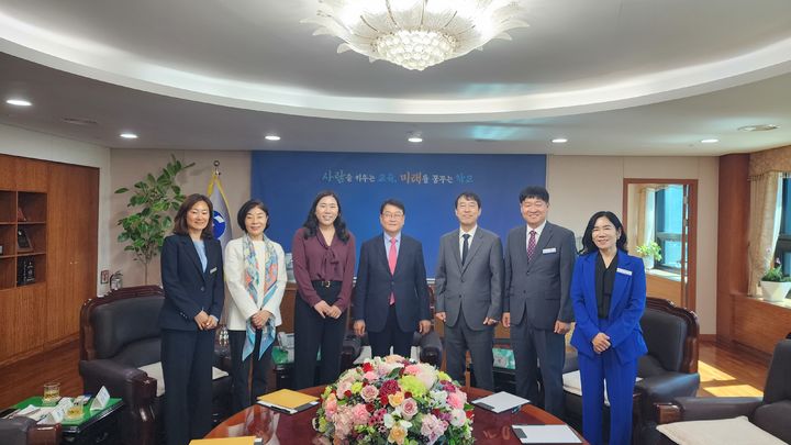 [대전=뉴시스] 오석진(가운데) 대전시교육감 등 참석자들 기념촬영. (사진=대전시교육청 제공) 2026.10.12. photo@newsis.com *재판매 및 DB 금지