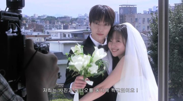 [서울=뉴시스] 차경은과 이유진이 함께 웨딩 화보를 찍는 모습이다. (사진= 차경은 유튜브 캡처) 2026.10.12. photo@newsis.com *재판매 및 DB 금지