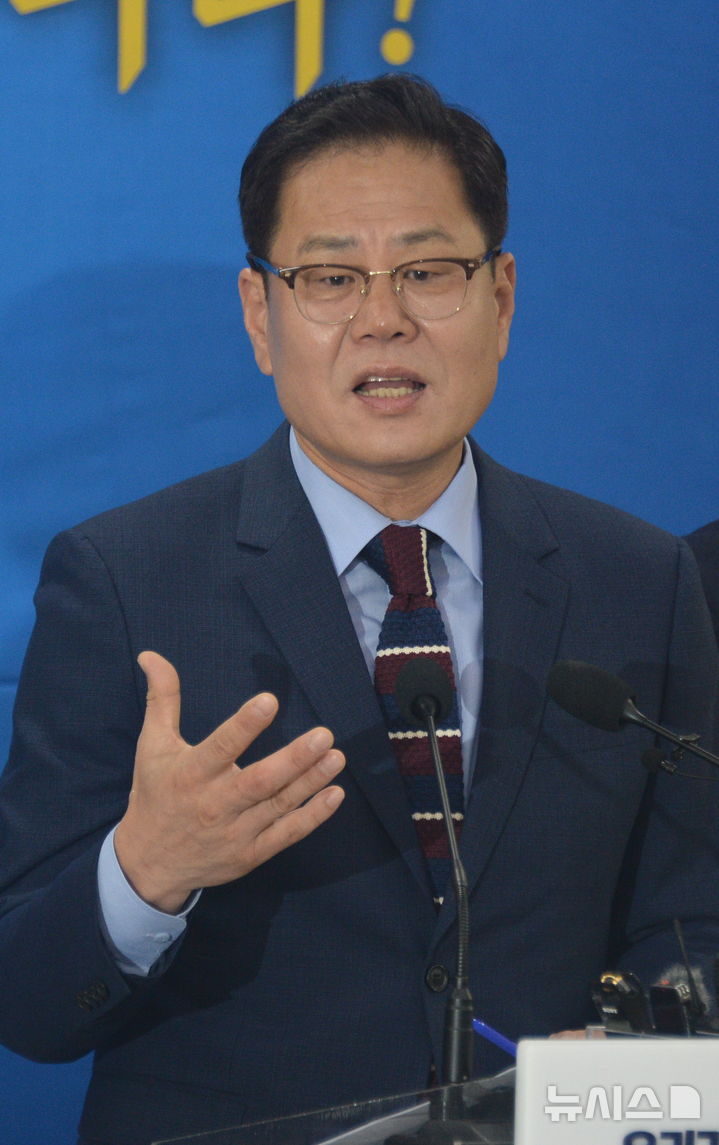 [전주=뉴시스] 김얼 기자 =조지훈 전주시장이 12일 전북 전주시 전주시청 회의실에서 취임 100일 기자회견을 열고 질의에 답변하고 있다. 2026.10.12. pmkeul@newsis.com