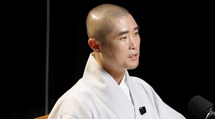 [서울=뉴시스] 한 스님이 유튜브 프로그램에서 부모와 자녀의 관계를 불교에서 말하는 '악연'(힘든 관계)에 빗대어 설명했다. (사진=유튜브 '지식인사이드' 화면 캡처) 2026.10.12.