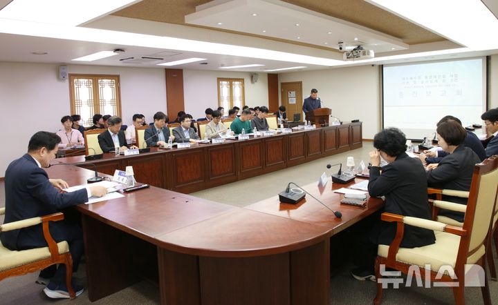 [안양=뉴시스] 안양시가 상수도 시설의 안정성과 운영 효율성을 높이기 위해 주요 용역 3건에 대한 중간보고회를 열고 있다. (사진=안양시 제공).2026.10.12. photo@newsis.com