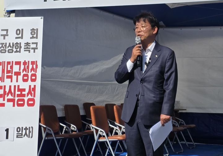 [대전=뉴시스] 조명휘 기자 = 김찬술 대전 대덕구청장이 12일 구청 입구에서 구의회 장기파행에 항의하며 단식농성에 들어가고 있다. 2026.10.12. joemedia@newsis.com *재판매 및 DB 금지
