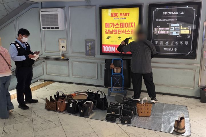[서울=뉴시스] 지하철보안관이 이동상인을 단속하는 모습. (사진=서울교통공사 제공) photo@newsis.com *재판매 및 DB 금지