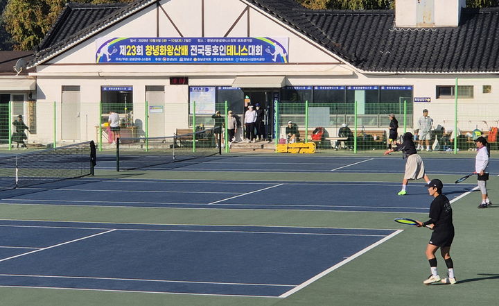 [창녕=뉴시스] 안지율 기자 = 제23회 창녕화왕산배 전국 동호인 테니스대회가 열리고 있다. (사진= 창녕군 제공) 2026.10.12. photo@newsis.com *재판매 및 DB 금지