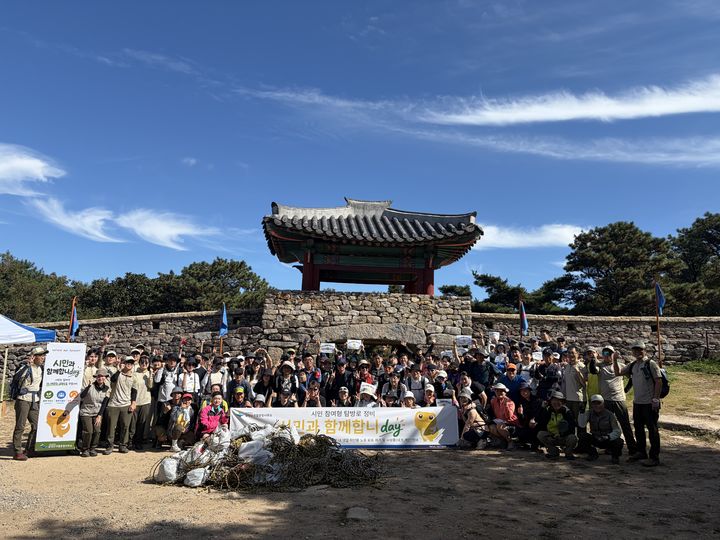 [부산=뉴시스]국립공원공단 금정산국립공원사무소는 국립공원 지정 이전 샛길 출입을 막기 위해 설치된 노후 탐방로 시설물을 시민들과 함께 정비하는 '시민과 함께합니데이(DAY)' 행사를 진행했다. (사진=금정산국립공원사무소 제공) 2026.10.12. photo@newsis.com *재판매 및 DB 금지