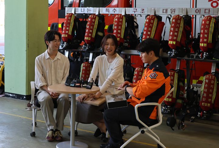 [서울=뉴시스] 11일 오전 김예빈 씨가 예비남편 전우종 씨와 함께 채종영 소방위를 찾았다. (사진=경기북부119특수대응단 제공) *재판매 및 DB 금지