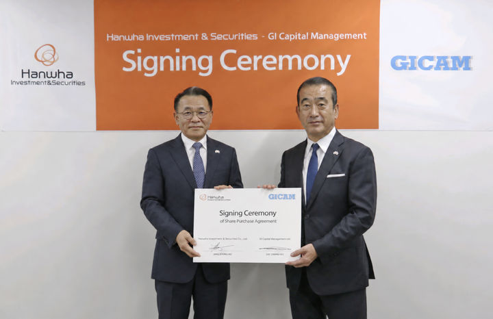 (왼쪽부터)장병호 한화투자증권 대표이사와 창호 제임스 리 GI캐피털매니지먼트 CEO가 계약 체결 후 기념촬영을 하고 있다.(사진=한화투자증권 제공) *재판매 및 DB 금지